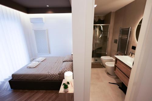 埃尔科拉诺VivimiHome - Maison Ercolano的一间带床、水槽和卫生间的浴室