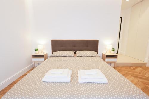 埃尔科拉诺VivimiHome - Maison Ercolano的一间卧室配有一张大床和两条白色毛巾