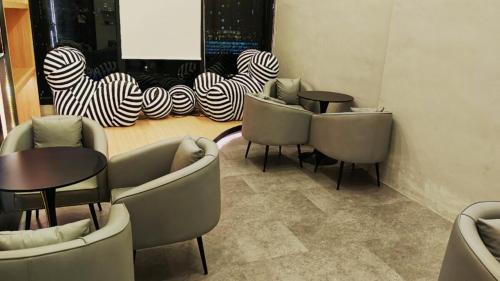 Χώρος καθιστικού στο High Floor sea view 12 pax 3BR luxury suites b29