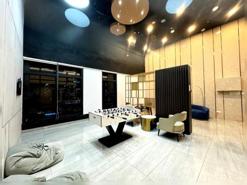 Φωτογραφία από το άλμπουμ του High Floor sea view 12 pax 3BR luxury suites b29 σε Jelutong