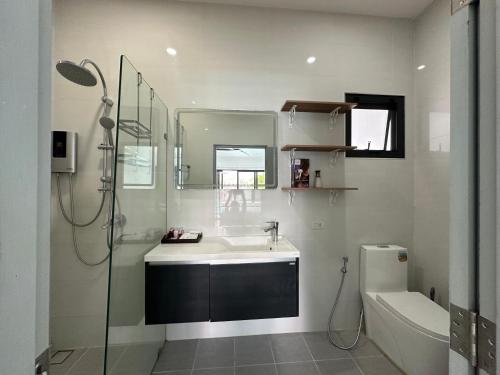 Koupelna v ubytování Maret Pool Villa Samui มะเร็ต พูลวิลล่า สมุย