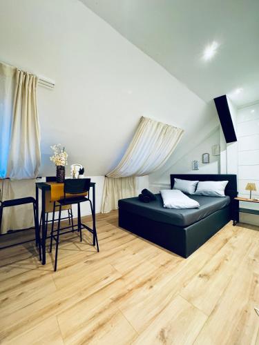 Comfortable 5-Bedroom Apartment for 13 Near Train Station