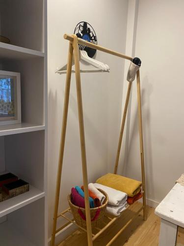 ein Zimmer mit einem Besen und einem Korb mit Handtüchern in der Unterkunft The Clock house in Samokow