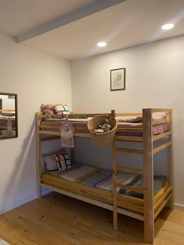 Zimmer mit 2 Etagenbetten in einem Zimmer in der Unterkunft The Clock house in Samokow