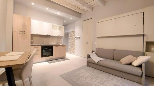 圣雷莫Petronilla House 008055-LT-1202的一间厨房和一间带沙发和桌子的客厅