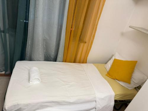 Uma cama ou camas num quarto em Valentin Monfalcone Apartment near Fincantieri and Marina Julia