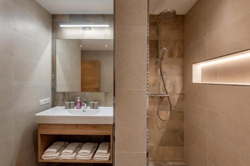 un bagno con lavandino e doccia di Landhaus zum Griena a Mayrhofen
