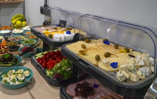 un buffet de différents types de nourriture sur une table dans l'établissement HOLA GDYNIA, à Gdynia