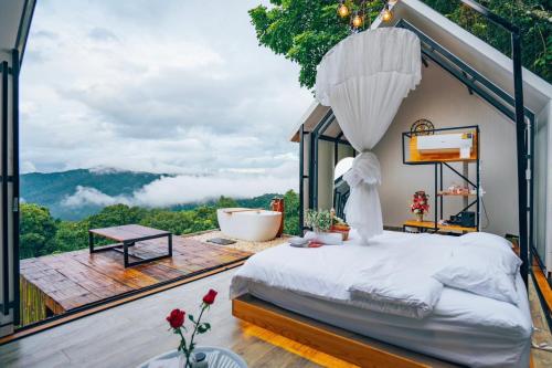 Nespecifikovaný výhled na hory nebo výhled na hory při pohledu z kempu