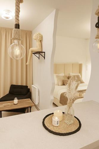 een woonkamer met een bed en een tafel bij Suite Oléa & Private Jacuzzi in Saint-Denis