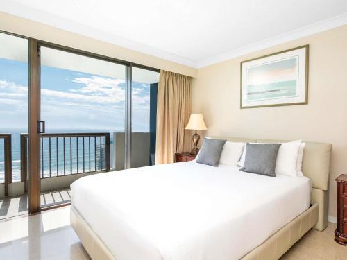 Postel nebo postele na pokoji v ubytování BreakFree Longbeach Resort