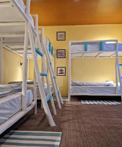 una stanza con tre letti a castello di Piti khangpa a Jāmb