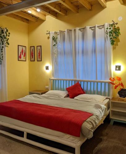 una camera da letto con un letto grande con una finestra di Piti khangpa a Jāmb