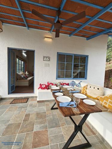 ChanereにあるThe Rudraksh Villa - Farmers Deckのリビングルーム(木製テーブル、ソファ付)