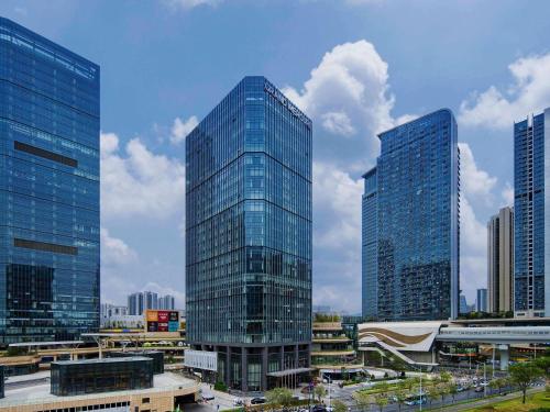 een groep hoge gebouwen in een stad bij Grand Mercure Shenzhen Guangming in Shenzhen