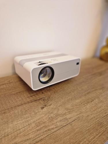 una radio bianca appoggiata su un tavolo di legno di Apartment Natali a Karlovy Vary