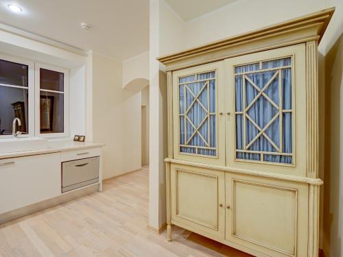 ein Badezimmer mit einem großen Schrank mit Buntglasfenstern in der Unterkunft Old Town Doma View 1BR Stays in Riga