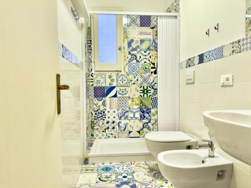 Et badeværelse på Casa di Rosa - 500m from the beach