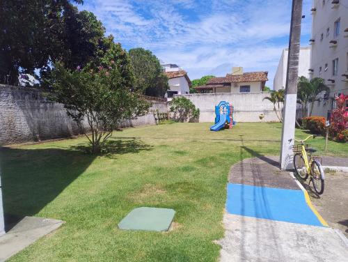 uma bicicleta estacionada na lateral de um quintal em Apartamento aconchegante próximo a praia em Ilhéus