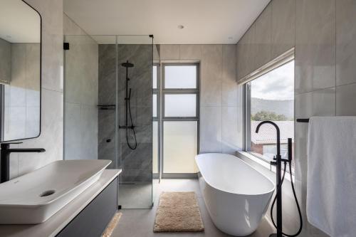 克乌尔伯姆斯特兰德Seagull View Sand的带白色浴缸和水槽的浴室