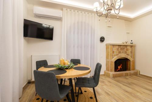 Μια τηλεόραση ή/και κέντρο ψυχαγωγίας στο Villa Psani - Beachfront Escape with Garden