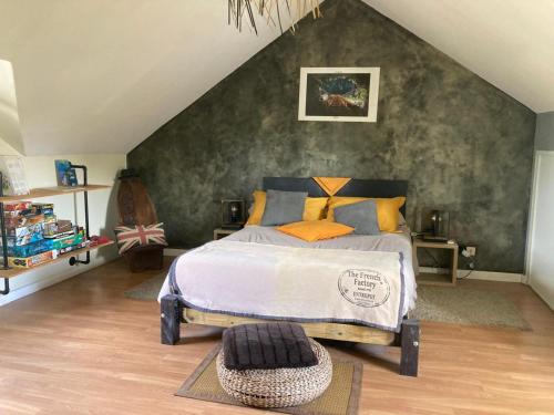 Un dormitorio con una cama en un ático en Ti Kaz Bananier, en Saint-Gilles-les Hauts