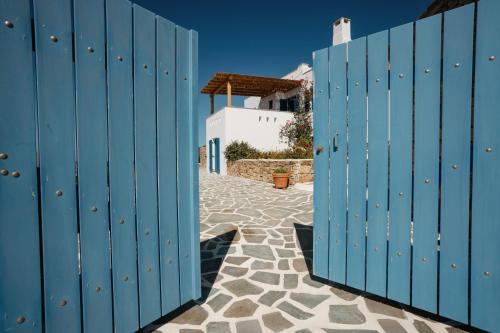 纳克索乔拉Naxian Sky Villa - Aegean Sunset Hilltop Bliss的石板路上的一对蓝色大门