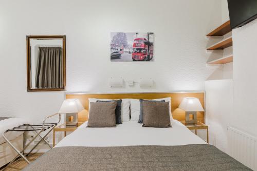 Postel nebo postele na pokoji v ubytování The Chapter Hotels - Falcon Hotel