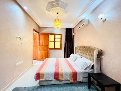 Кровать или кровати в номере Cycas Family aparts 1 ch salon parking