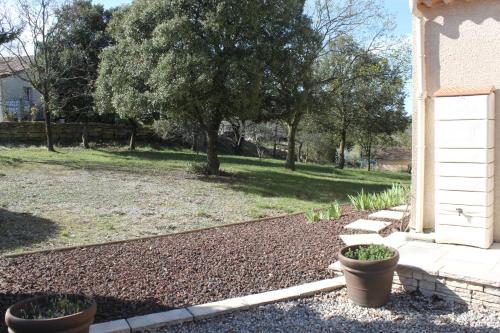 贝尔格新城Chambres d'hôtes Des couleurs et des Mots的庭院里种着植物的花园