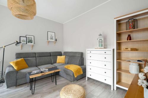 Elegant Apartment in Poznań with Parking, Garden and Bathtub by Noclegi Renters