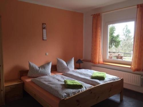 Ένα ή περισσότερα κρεβάτια σε δωμάτιο στο Landhaus Schwarzatal