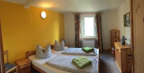 Ένα ή περισσότερα κρεβάτια σε δωμάτιο στο Landhaus Schwarzatal