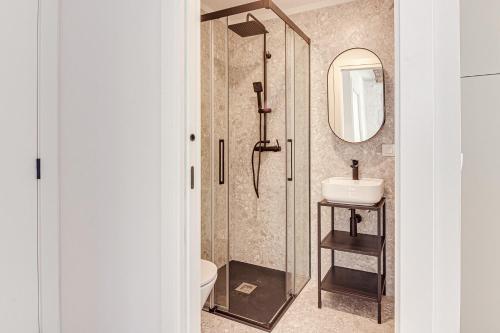 un bagno con doccia, lavandino e specchio di Old Quarter Boutique a La Coruña