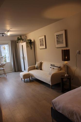 Giường trong phòng chung tại Maison Côte - Moderne Studio met Privé Tuin, Nabij Strand & Circuit