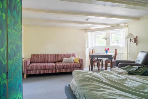 布拉布兰Lyst og rummeligt kælderværelse的客厅里有一张沙发和一张桌子。