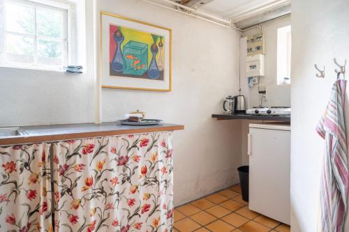 Η κουζίνα ή μικρή κουζίνα στο Lyst og rummeligt kælderværelse