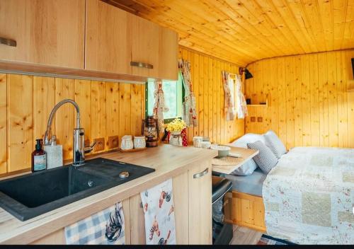 Kuchyň nebo kuchyňský kout v ubytování Andělka maringotka