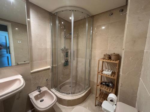 Holidays & Home Beachfront Neptuno I, Sea Views,Pool,Garden, Elviria