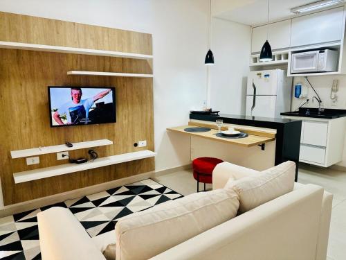 Super Loft 4 في ساو جوزيه دو ريو بريتو: غرفة معيشة مع أريكة ومطبخ
