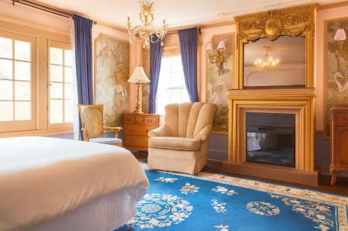 a bedroom with a bed and a fireplace at Central Hollywood Homestay Getaway in Los Angeles