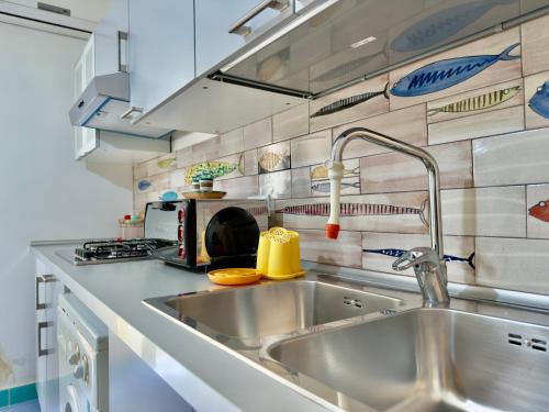 Nhà bếp/bếp nhỏ tại Casa di Rosa - 500m from the beach