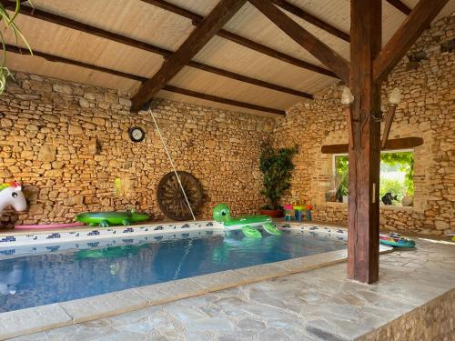 Swimmingpoolen hos eller tæt på Refuge Champêtre - Piscine intérieure - Détente