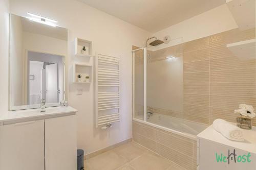 Phòng tắm tại Verdun- Lyon - LB - Confort et tranquillité à Dardilly