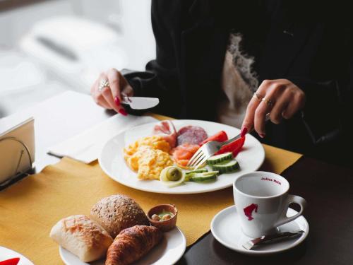 Comida en o cerca de este hotel