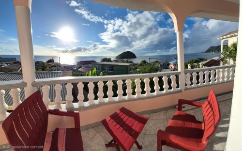 2 sillas rojas en un balcón con vistas al océano en Ocean Sea view, en Galion