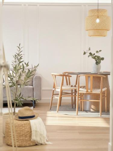un salon avec une table et des chaises dans l'établissement Casa Levante Calpe - Beachfront, 2 pools, sea view, à Calp