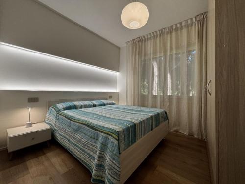 ein Schlafzimmer mit einem Bett und einem Fenster in der Unterkunft Newly renovated, beautifully accommodation in Rosapineta