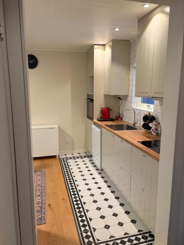 Η κουζίνα ή μικρή κουζίνα στο Guesthouse Gävle - close to E4 & nature recreation area