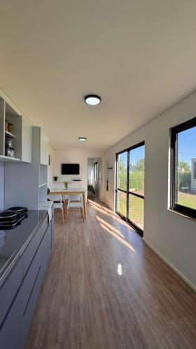 una grande cucina con un tavolo e un piano di lavoro di Complejo Nomade Home a Marcos Juárez